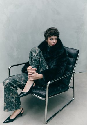 Stradivarius Avokkaat - black