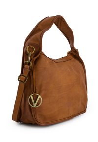 Skuldertaske i kastanjebrun læder med en glat tekstur, afrundet form og vedhæng med logo i guldton. Har et enkelt håndtag og en justerbar rem.