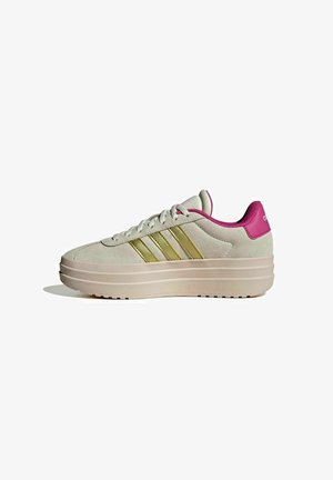 Sneaker beige con plateau, strisce dorate, lacci bianchi e collarino imbottito rosa sul tallone, vista laterale sinistra su sfondo bianco.