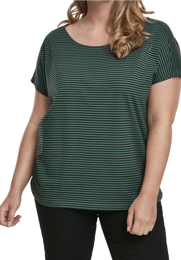 Zelený pruhovaný top s krátkým rukávem a kulatým výstřihem, s volným střihem a měkkou tkaninou. Nošený s černými kalhotami pro kontrast.