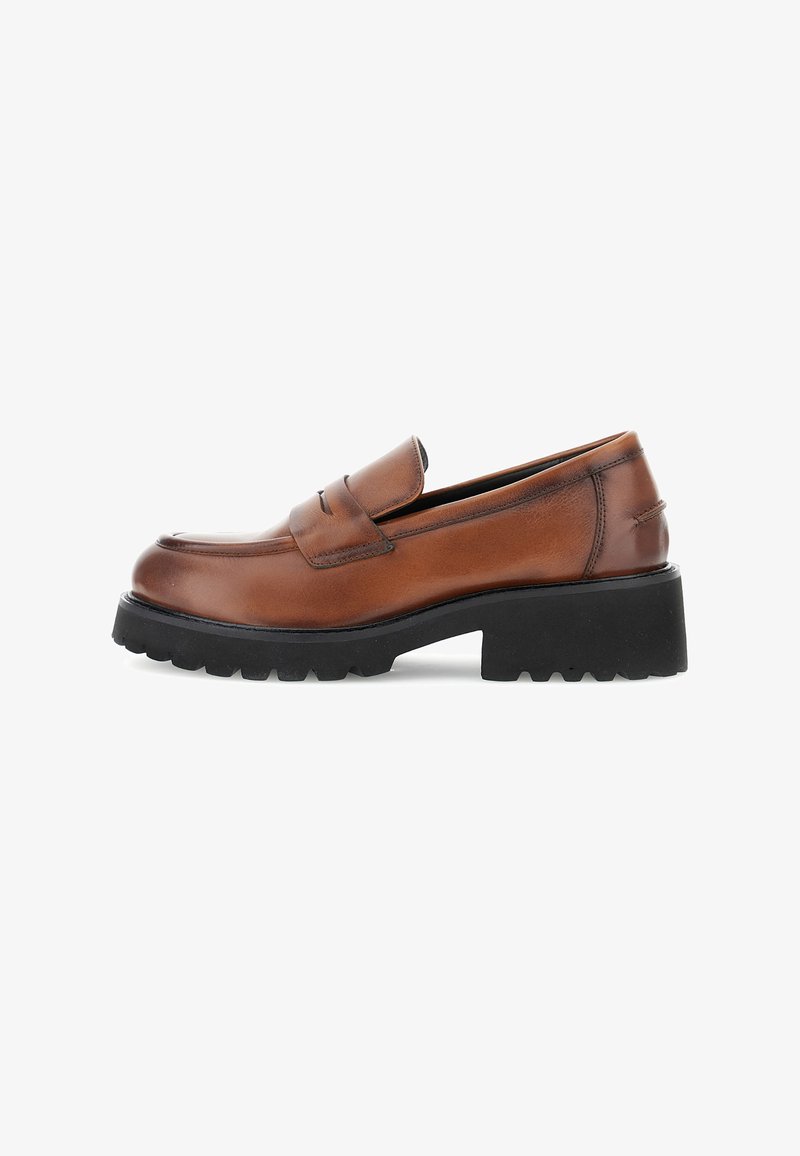 Mocassino in pelle marrone con suola nera spessa e tacco basso a blocco, con un classico design a fascia penny.