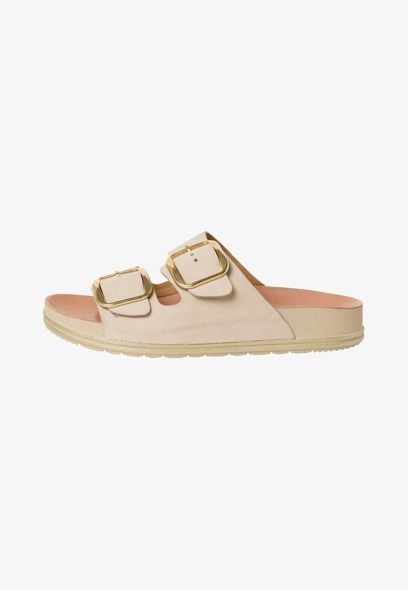 Sandali slide beige con due grandi fibbie dorate, un design texturizzato e una soletta imbottita su una suola in gomma flessibile.