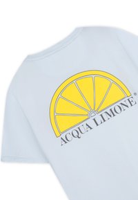 Ljusblå bomullströja med en stor grafisk bild av en gul citronskiva och svart text "ACQUA LIMONE" nedanför. Kort ärm och rundad hals.