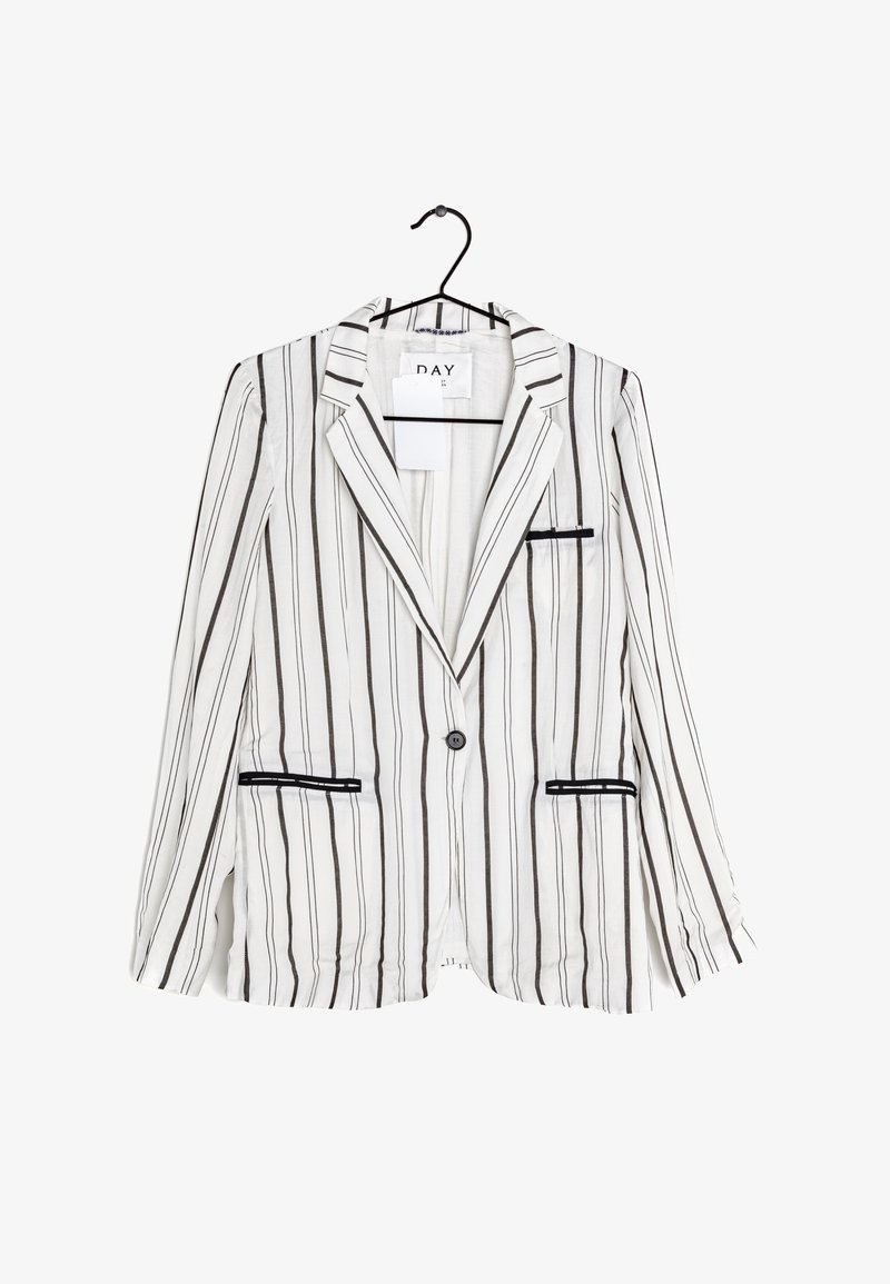 Bílý blazer s černými vertikálními pruhy, zapínání na jeden knoflík, klopové límce a dvě přední kapsy s černými lemovacími akcenty. Visí na háčku.