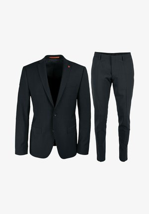 Donker marineblauw pak met een enkelvoudige blazer en bijpassende slim-fit broek. Beschikt over een subtiele textuur, twee voorkruiden en een logo-accent.