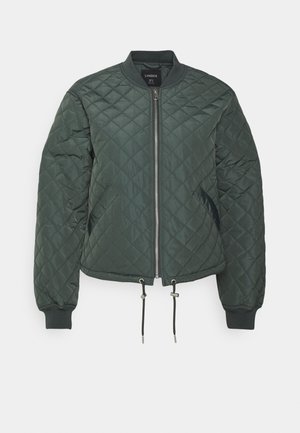 Veste matelassée vert foncé avec fermeture éclair à l'avant, col et poignets côtelés, et cordons ajustables à l'ourlet.