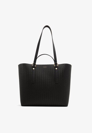 Sort tote-taske med vævet tekstur, dobbelte skulderstropper, guldfarvede detaljer og logodetalje foran. Blødt, syntetisk materiale.