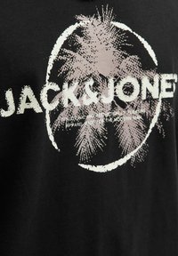 Černé bavlněné tričko s grafickým potiskem palem a názvem značky "JACK & JONES" v bílé barvě. Měkká textura, ležérní design.