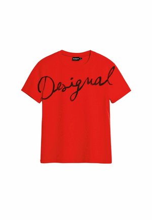 Červené bavlnené tričko s čiernym kurzívnym nápisom „Desigual“ na hrudi, krátkymi rukávmi a okrúhlym výstrihom.
