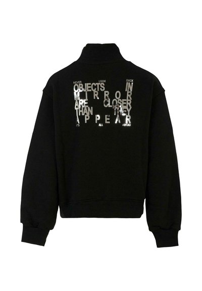 Zwarte sweatshirt met hoge kraag, oversized pasvorm en reflecterende tekstafbeelding. Zachte stof met geribde manchetten en zoom.