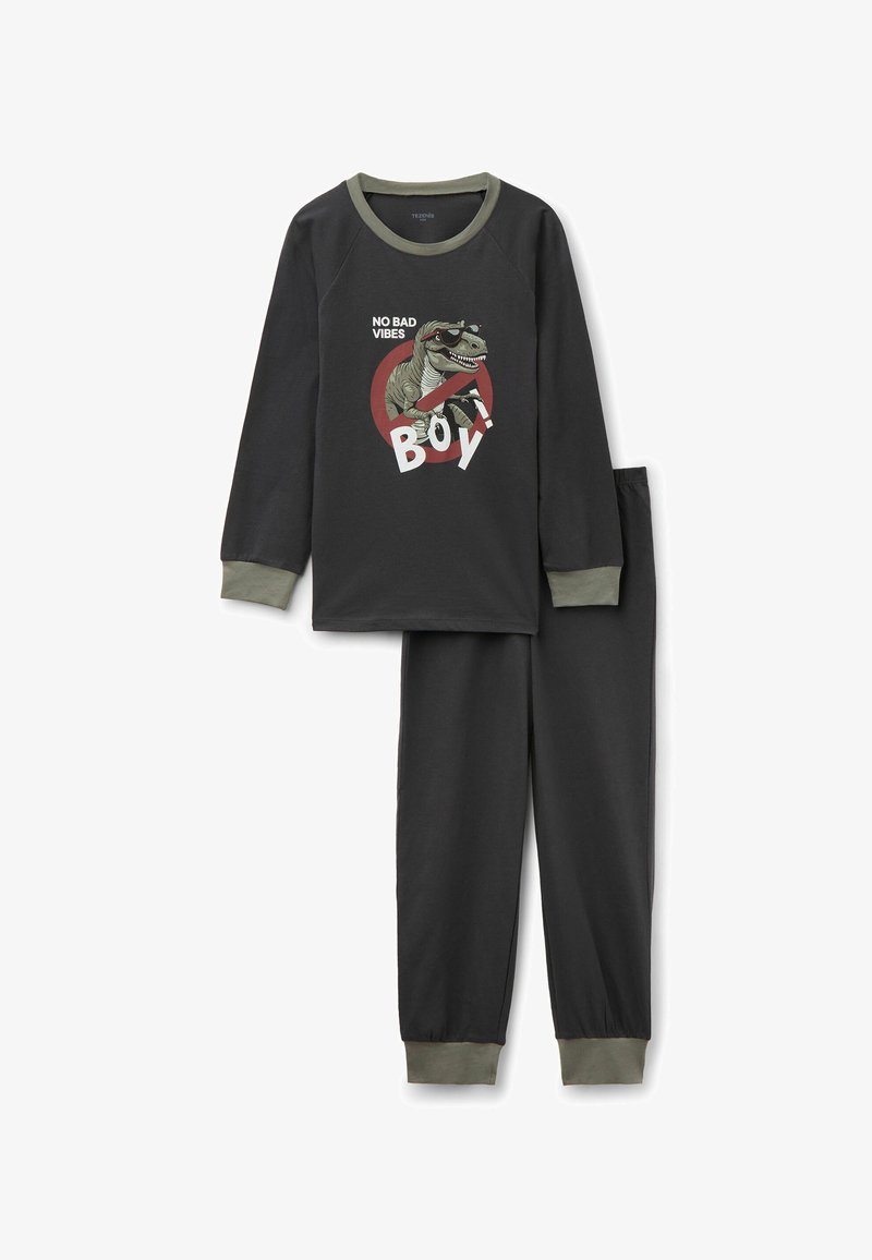 Dunkelgraues langärmliges Oberteil und Hose mit grünen Bündchen, mit einer Dinosaurier-Grafik, der eine Sonnenbrille trägt, und dem Text "NO BAD VIBES BOY!" auf dem Oberteil.