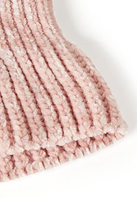 Helles, rosa Textilgewebe mit erhöhten, parallelen Rippmustern; weiches und plüschiges Material mit flauschigem Aussehen.