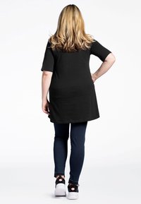 YOEK MANCHES COURTES - Tunikaer - black