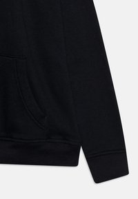 Felpa nera con tasca frontale, polsini e orlo a costine. Realizzata in tessuto morbido con una texture liscia e dettagli di cucitura discreti.