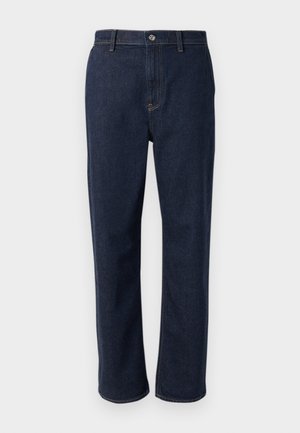 Dunkelblaue Denim-Jeans mit geradem Bein, versehen mit einem Reißverschluss, Fronttaschen und sichtbaren Nähten in einer kontrastierenden Farbe.