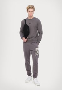 EA7 Emporio Armani PANTALONI - Träningsbyxor - volcanic glass