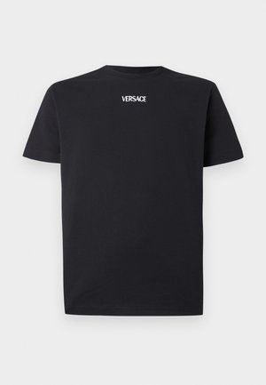 Czarna bawełniana koszulka z krótkimi rękawami i okrągłym dekoltem, z białym logo „VERSACE” nadrukowanym z przodu. Miękka w dotyku.