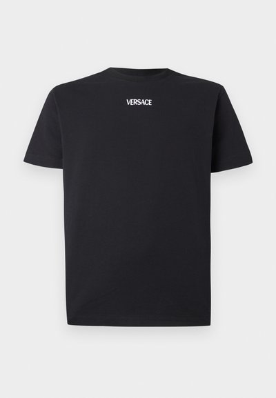 Μαύρο βαμβακερό t-shirt με κοντά μανίκια και στρογγυλή λαιμόκοψη, με λευκό λογότυπο "VERSACE" τυπωμένο στο μπροστινό μέρος. Μαλακή υφή.
