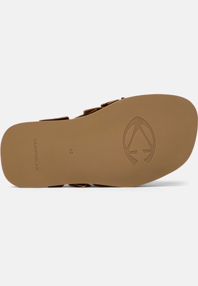 Suela plana marrón de sandalia con el logo de CamperLab, talla 42, y correas de cuero marrón parcialmente visibles arriba.