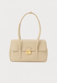 Beige leren handtas met lange bandjes en een vergulde vierkante sluiting aan de voorkant, weergegeven tegen een witte achtergrond.