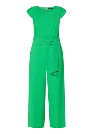 Grøn, ærmeløs buksedragt med vide ben, rund halsudskæring og stofbælte bundet i taljen.