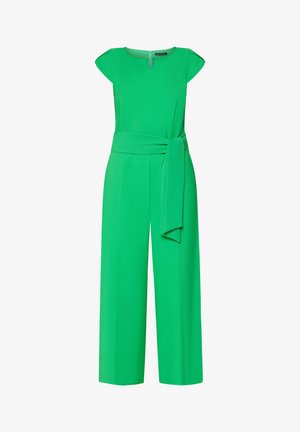 Groene mouwloze jumpsuit met wijde pijpen, ronde halslijn en stoffen ceintuur geknoopt in de taille.