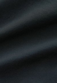 Mörk tyg med en slät textur, som visar subtila horisontella linjer och en enhetlig, djup färg. Mjukt draperingseffekt är synlig.