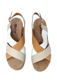 Sandali con cinturini caratterizzati da pelle beige, bianca e arancione, con soletta imbottita e cinturino posteriore regolabile.