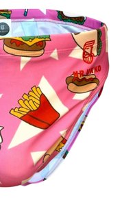 Costumi da bagno colorati con uno sfondo rosa, decorati con illustrazioni di cibo come hamburger, patatine e hot dog, realizzati in un tessuto morbido e elasticizzato.