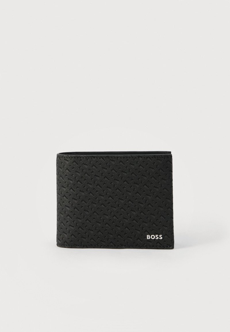 Portefeuille bifold noir texturé avec petit logo blanc "BOSS" en bas à droite sur fond uni.