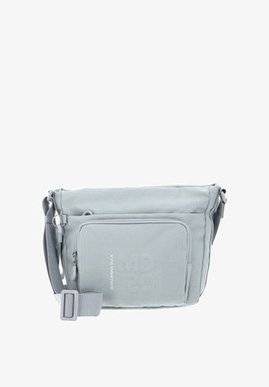 Sac bandoulière gris clair en tissu durable avec une sangle réglable, un grand compartiment principal et une poche zippée à l'avant avec un logo embossé.