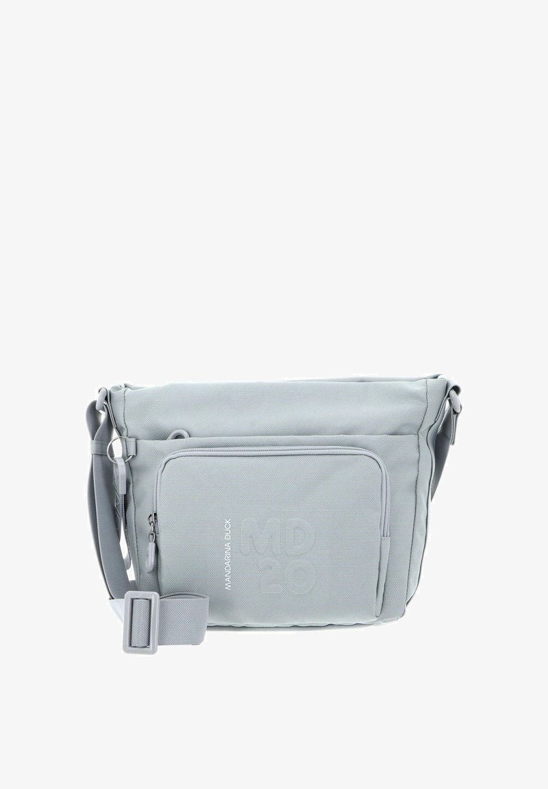 Sac bandoulière gris clair en tissu durable avec une sangle réglable, un grand compartiment principal et une poche zippée à l'avant avec un logo embossé.