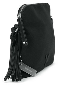 Sort perforeret læder crossbody taske med lynlås lukning, justerbar rem, metal accenter og frynse detaljer.