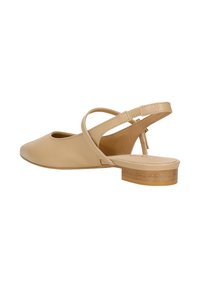 Scarpa slingback in pelle beige con punta arrotondata, tacco basso a blocco e cinturini incrociati alla caviglia, caratterizzata da una texture liscia.