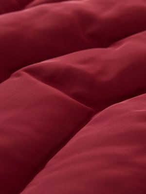 Bordeauxrode gewatteerde dekbed met een gladde textuur, voorzien van parallelle stiklijnen en een zacht, weelderig ontwerp.