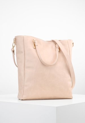 Ljusrosa läderhandväska med två handtag och en avtagbar axelrem. Har golddetaljer och en slät, matt yta.