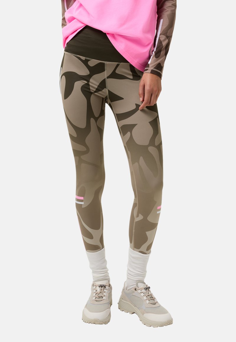 Legginsy w kamuflażu w odcieniach beżu i szarości z różowymi i białymi akcentami, wykonane z elastycznego, odprowadzającego wilgoć materiału, z wysokim stanem.