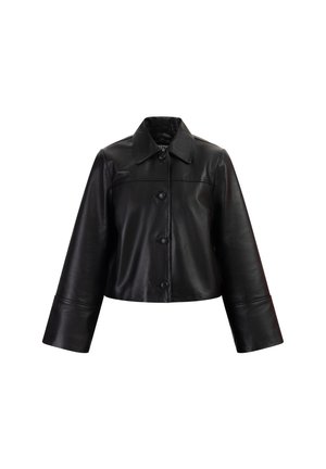 Zwarte cropped leren jas met een spitse kraag, een knoopsluiting aan de voorkant en wijde mouwen. Glad textuur met minimale stikseldetails.