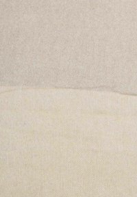 Lichtbeige stof met een gestructureerde, diagonale weving. Het oppervlak heeft een subtiele glans en een tweekleurige kleurverloop.