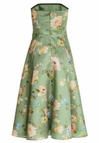 Robe verte sans bretelles avec des motifs floraux roses, jaunes et bleus, bustier ajusté et jupe midi évasée.