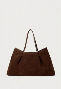 Brun mockaväska med två axelremmar, bred kropp och en strukturerad form, med en texturerad yta och rena linjer.