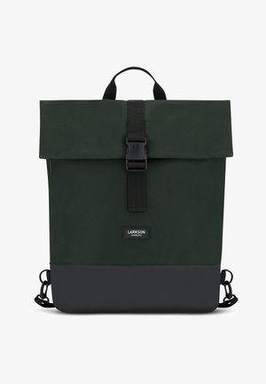 Grüner Rolltop-Rucksack mit schwarzem Boden, hergestellt aus strapazierfähigem Stoff. Verfügt über einen vorderen Schnallenverschluss und eine seitliche Reißverschlusstasche. Schwarzes Logo-Label.