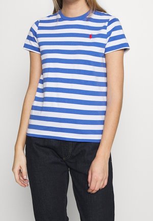 Blau-weiß gestreiftes T-Shirt mit kurzen Ärmeln, einem Rundhalsausschnitt und einem kleinen roten Logo auf der Brust. Der Stoff wirkt weich und der Schnitt ist regulär.