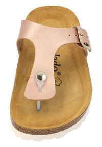 Roser guld flip-flops med en strukturerad rem, metallspänne och en vadderad beige fotsula. Vit gummisula med korkdetaljer.