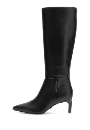 Stivale nero in pelle fino al ginocchio con punta affusolata e tacco basso. Texture liscia e design aderente, caratterizzato da hardware minimale e senza fantasie.