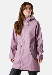Giacca impermeabile viola chiaro con cappuccio, chiusure a scatto e tasche laterali. Materiale liscio e resistente con una vestibilità comoda.