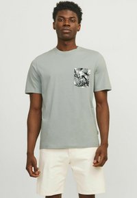 Jack & Jones GEDRUCKT RUNDHALS - Camiseta estampada - gray mist
