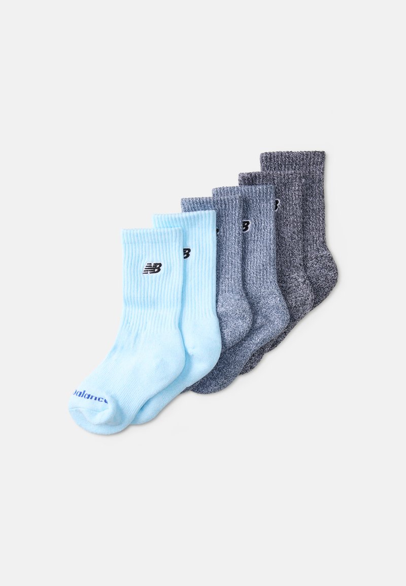 Piecu zeķu komplekts gaiši zilā, pelēkā un tumši pelēkā krāsā. Ribi veida dizains ar melnu New Balance logotipu. Kokvilnas maisījuma materiāls ērtībai.