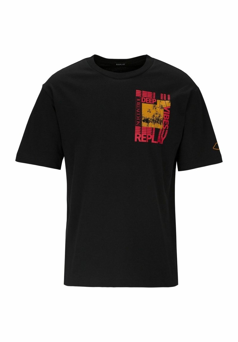 T-shirt noir à manches courtes avec un graphisme rouge et orange sur la poitrine représentant des palmiers et les mots "NO CONTROL", "DEEP", "VIBES" et "REPLAY".