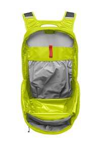 Felgeel rugzak met grijze binnenkant, voorzien van een rode accent, een handvat bovenaan en compartimenten voor georganiseerde opslag. Ritssluiting.